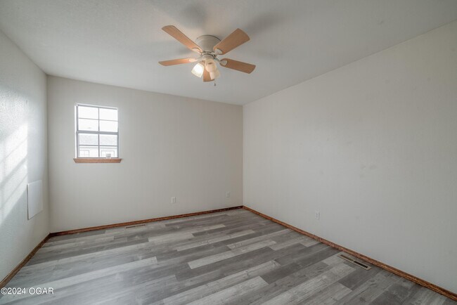 Building Photo - 913 St Louis Ave