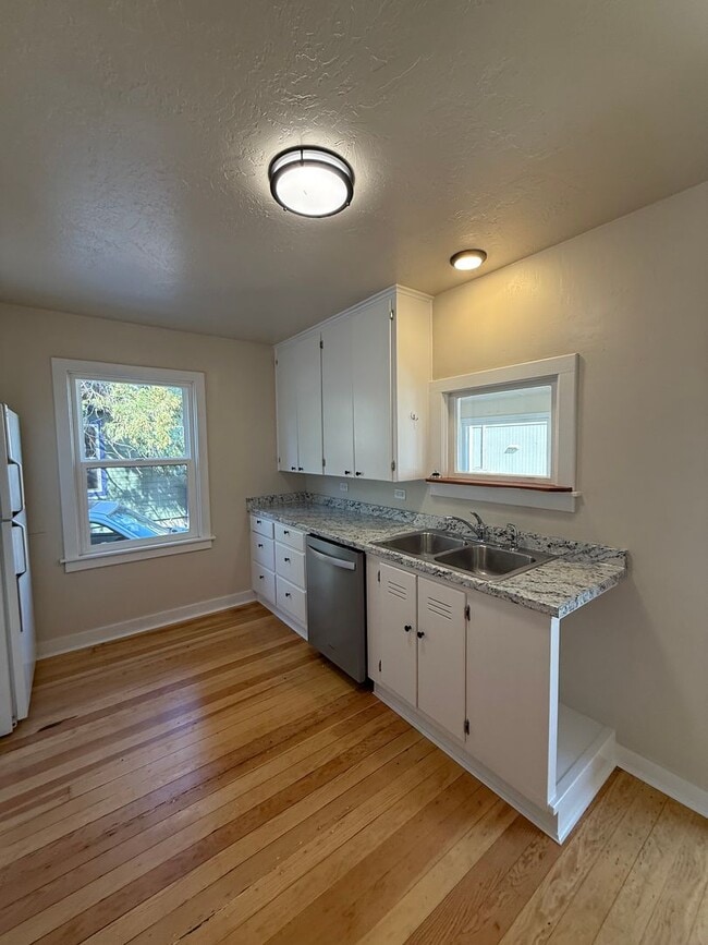 Building Photo - Cute two bedroom cottage in central Ashland Location | Available Now