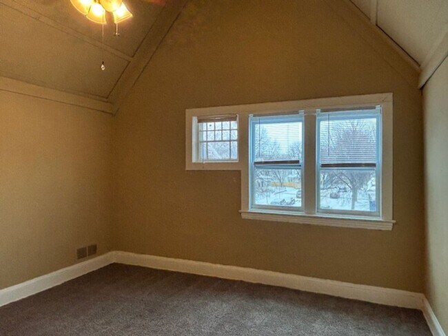 Building Photo - 548 Minnehaha Ave E