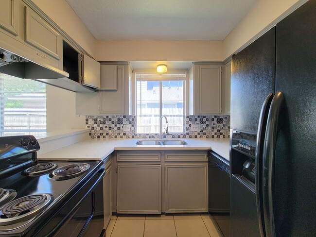 Building Photo - Three bedroom 2 full bath duplex style hom...
