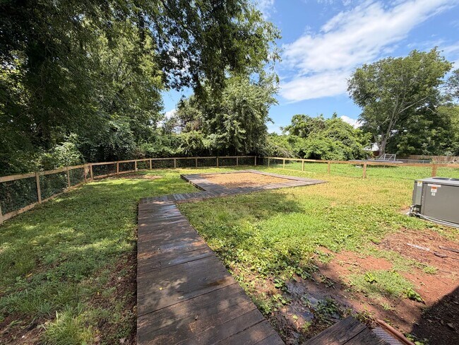Building Photo - 406 Hazelwood Dr