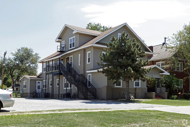 Building Photo - 743 Debarr Ave