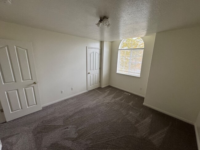 Building Photo - 905 W 350 N