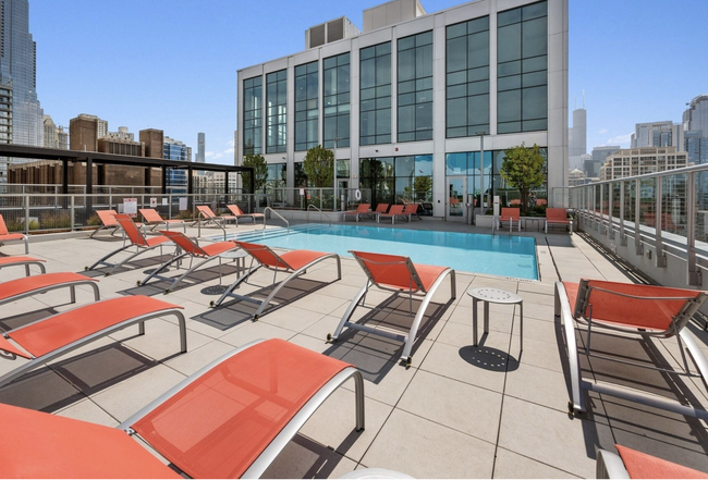 Resident Outdoor Pool - 216 W Chicago Ave