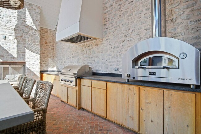 Building Photo - 225 W 1st St