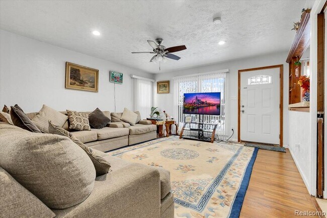 Building Photo - 1564 Moulin Ave