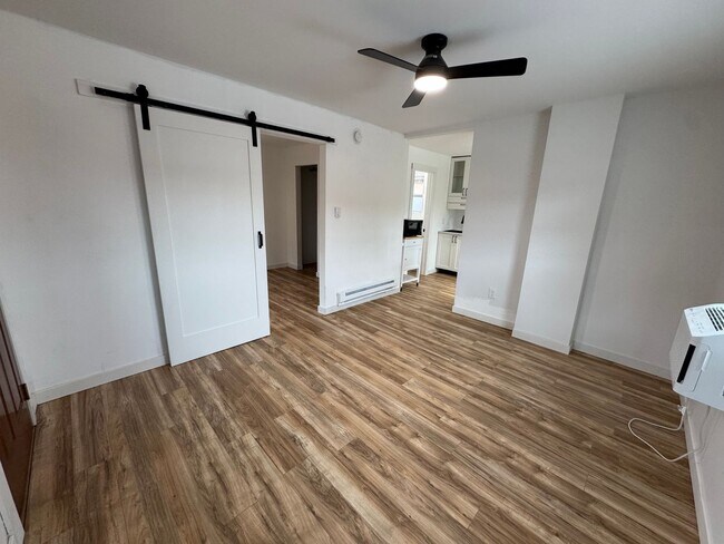 Building Photo - 512 W 10th St