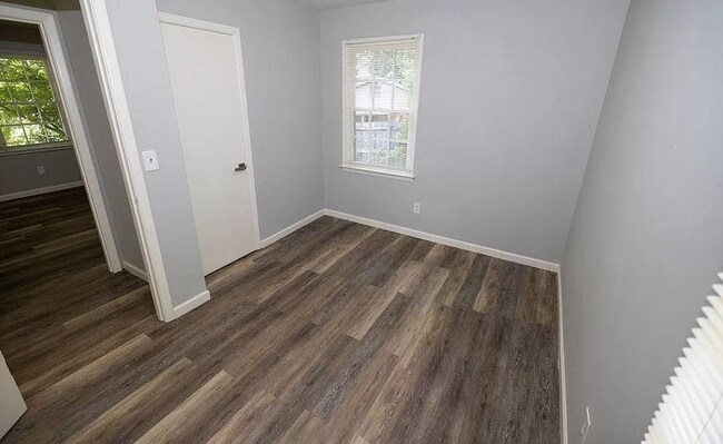 Building Photo - Beautiful home available today!