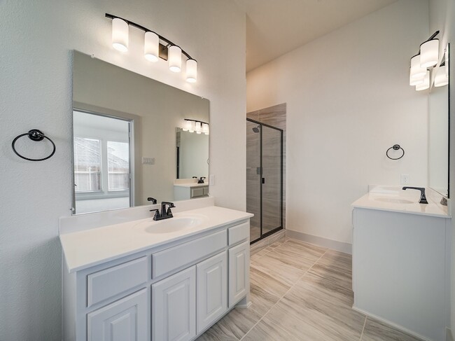 Building Photo - 3401 Riverlawn Dr