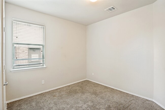 Building Photo - 1305 Lone Pine Dr