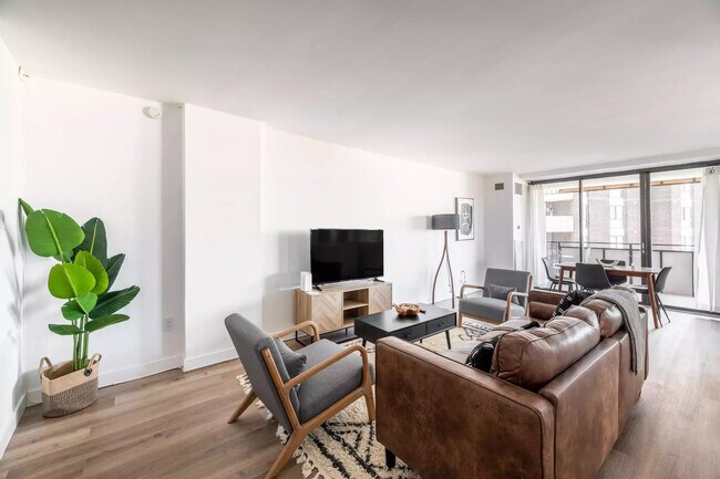 Primary Photo - 250 S Reynolds St