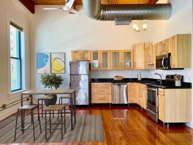 Building Photo - 49 Munroe St