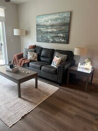 Building Photo - 2425 Bell St