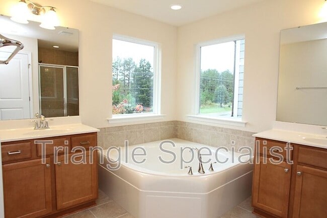 Building Photo - 215 Begen St