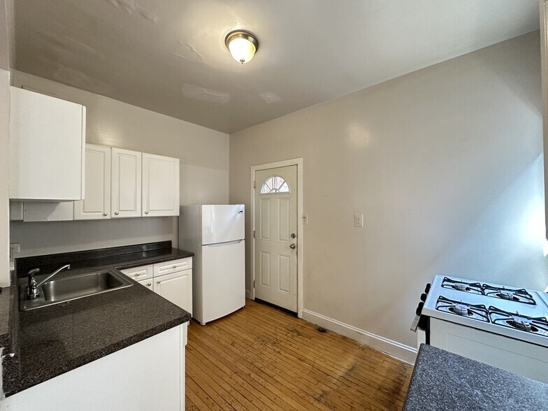 Building Photo - 1312 Oak Ave
