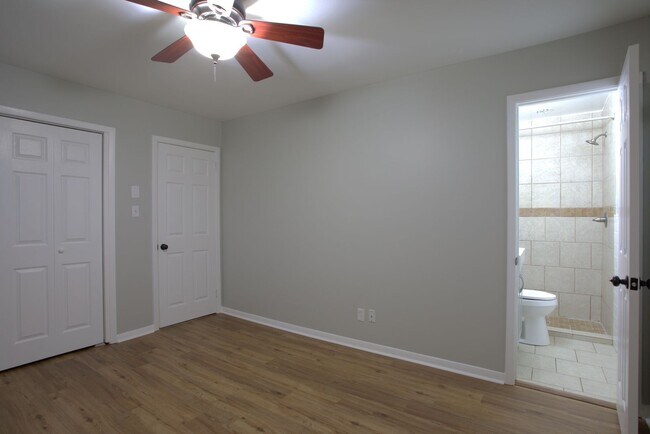 Building Photo - 3 Bedroom / 2 Bath Home for Rent – S Knox - Ideal for students. Lawn care included!