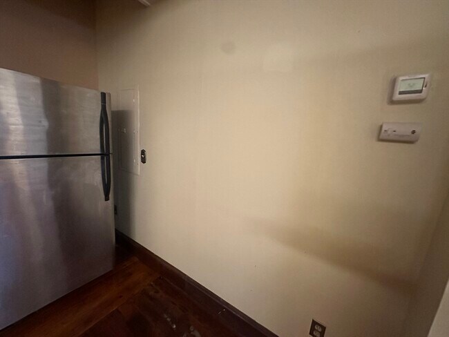 Building Photo - 3 Elm St