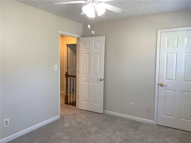 Building Photo - 4536 Woodlawn Lake Dr
