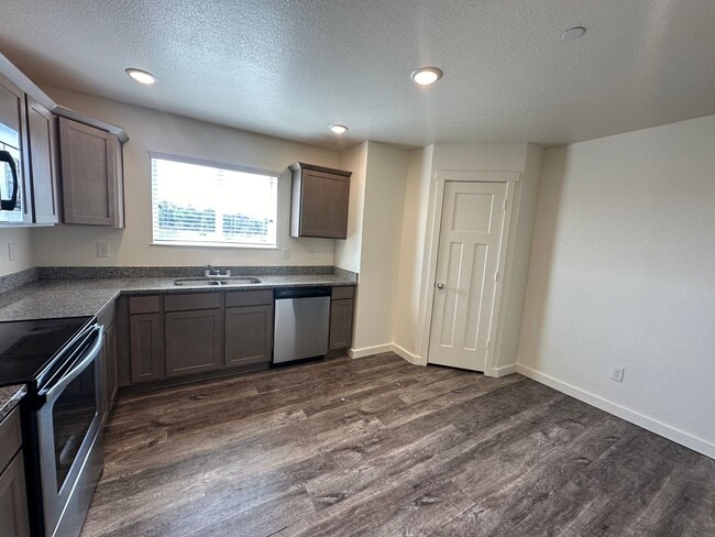 Building Photo - For Lease | 3 Bed, 2.5 Bath |1,688 Sq Ft |...