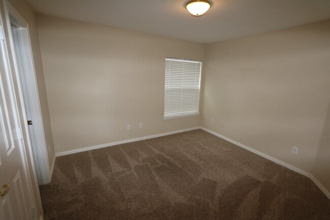 Building Photo - 6011 Hawkes Bay Ct