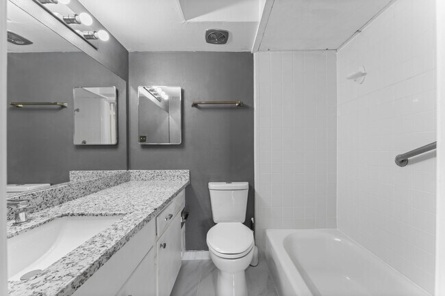 Building Photo - 2824 Briarhurst Dr