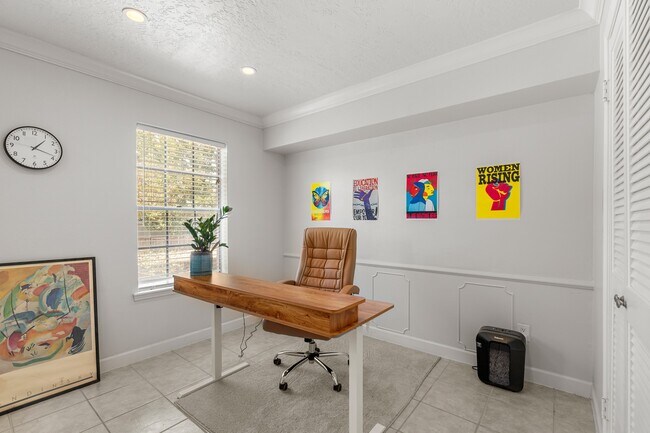 Building Photo - 357 N Post Oak Ln