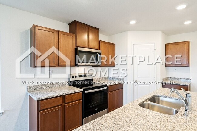 Building Photo - 4013 Woodside Dr