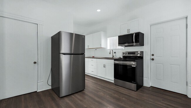 Building Photo - 130 Chicago Ave