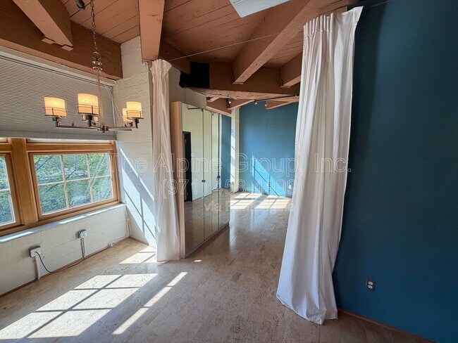 Building Photo - 1420 NW Lovejoy St