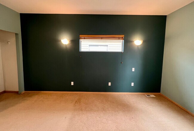Building Photo - Greenwood Home