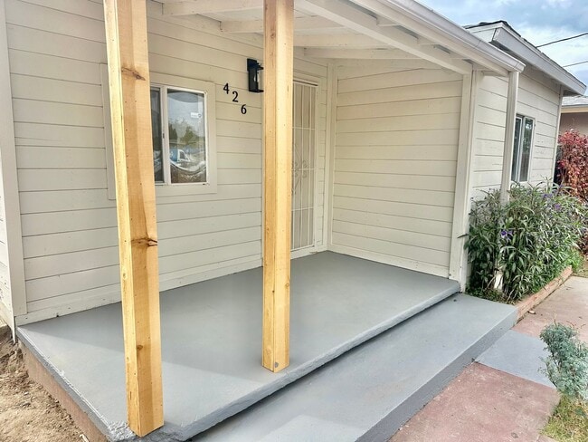 Building Photo - Newly Updated 2/1 in Madera