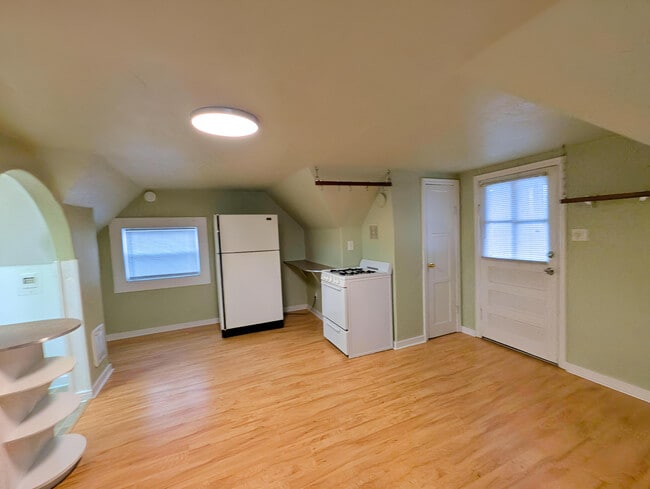 Building Photo - 306 2nd St NE