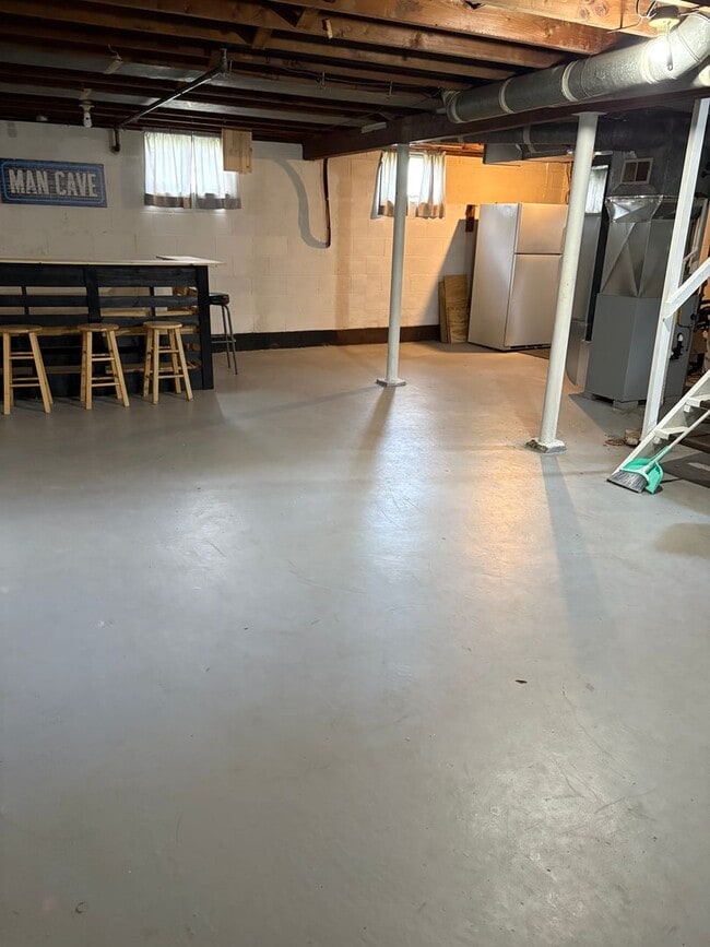 Building Photo - Two Bedroom House