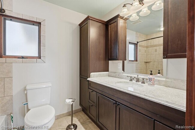 Building Photo - 2739 Lakeridge Ave