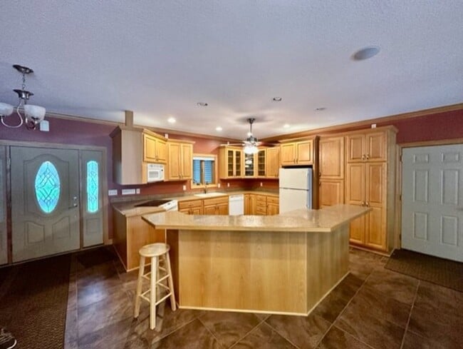 Building Photo - 6 bedroom, 4.5 bath Whitefish chain, 12 mo...
