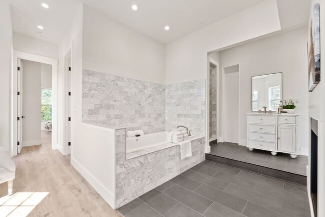 Building Photo - $11,995 - Stunning Executive Estate in Willow Glen