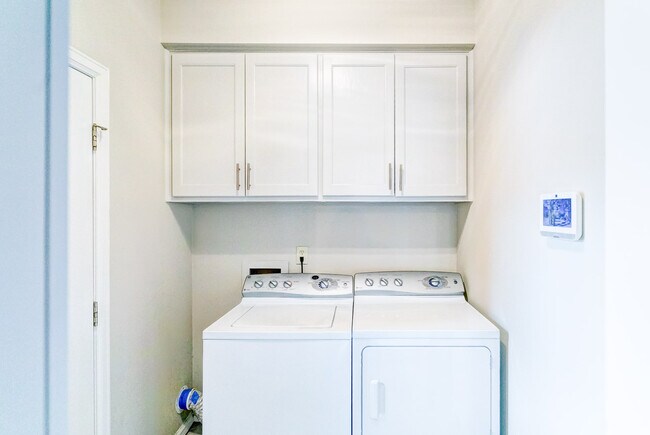 Building Photo - 8141 Oak Alley
