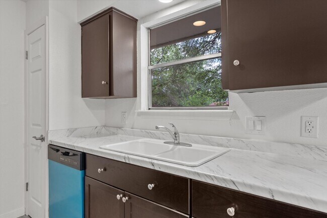 Building Photo - 703 Huntingdon Pl