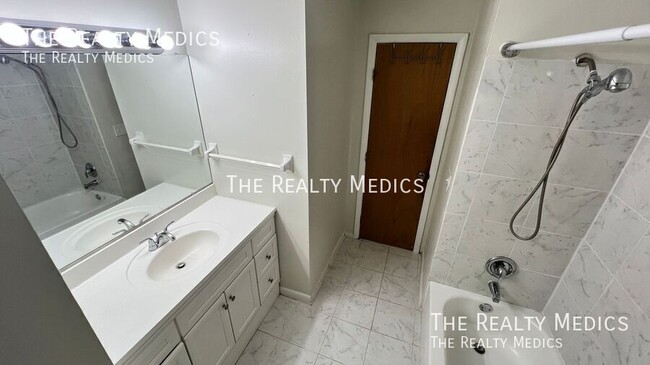 Building Photo - 526 S Thompson Ave