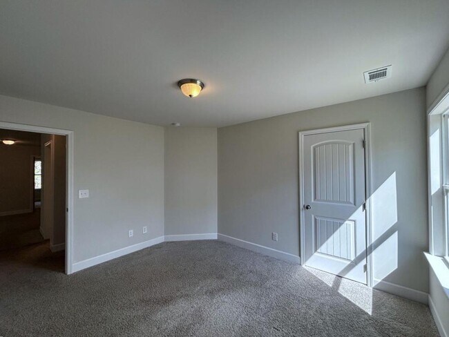 Building Photo - 80 Hawthorn Ln