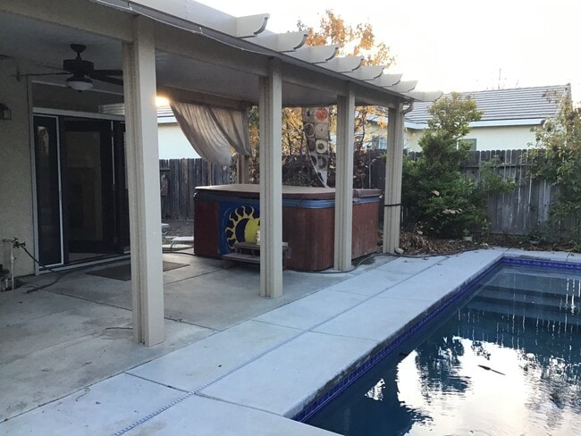 Building Photo - Woodcreek Oaks area home with pool