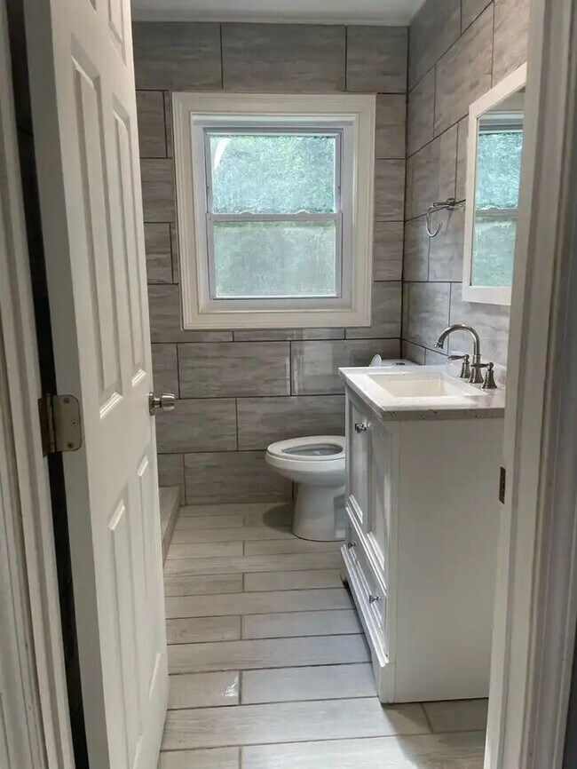 Building Photo - Beautifully Updated 2 Bedroom 1 Bathroom Home - Move-In Ready!