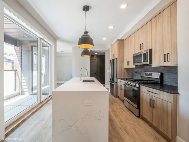 Building Photo - 1607 W Waveland Ave