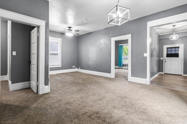 Building Photo - 319 Elm St