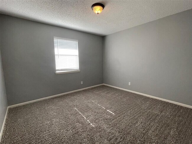 Building Photo - 2700 Sunny Ln