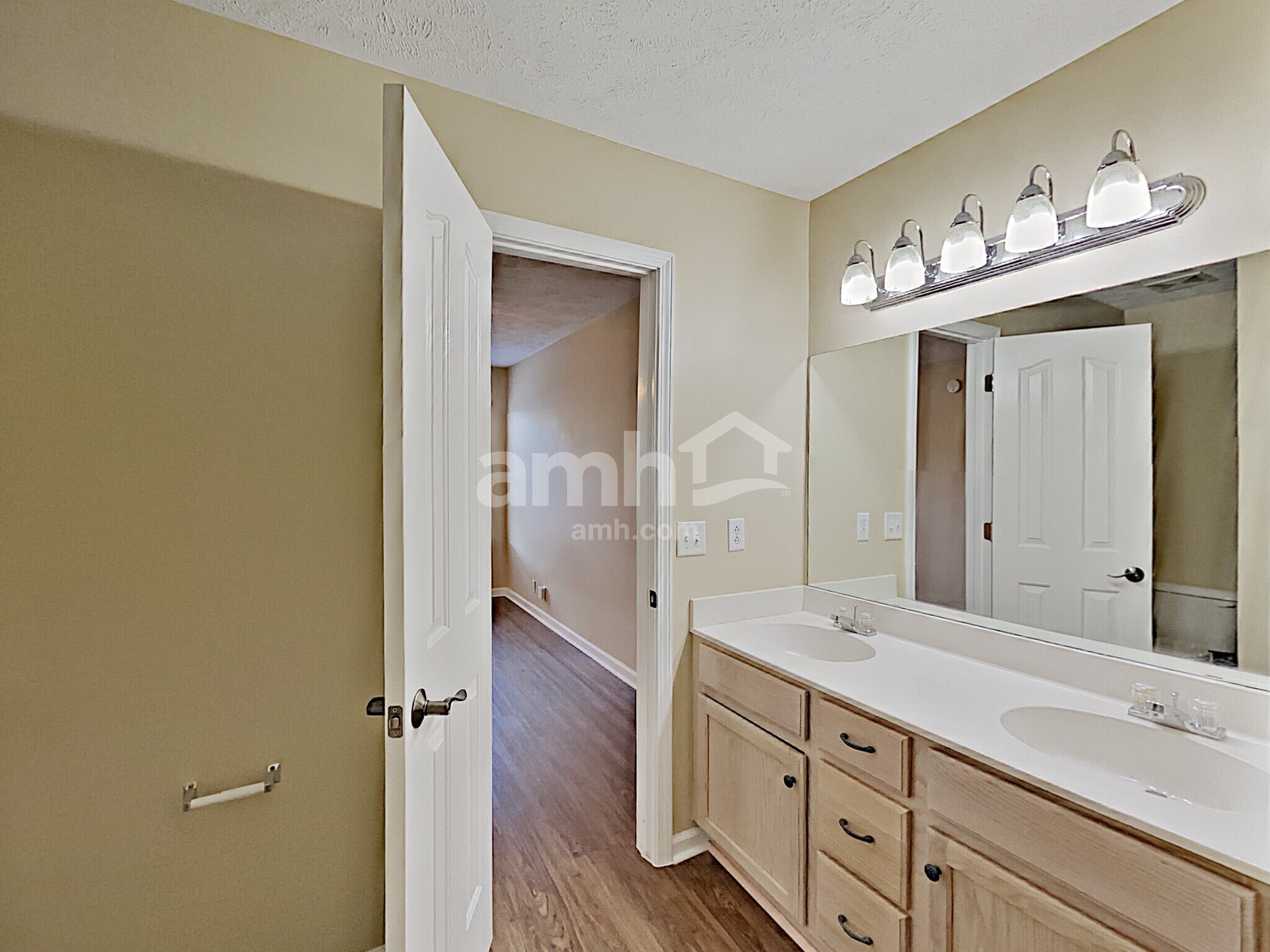 Building Photo - 3050 Weybridge Dr