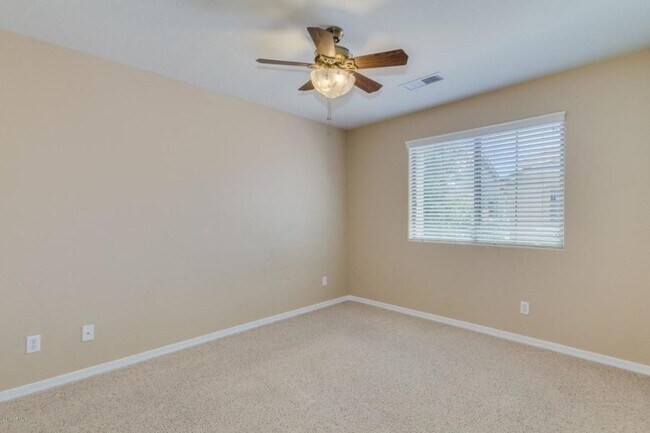 Building Photo - Charming 3 Bed + Den 2.5 Bath Home with 2 ...