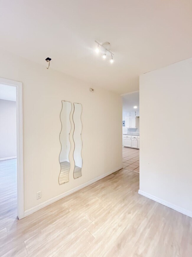 Building Photo - 807 Wilton Pl