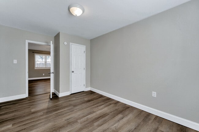 Building Photo - 1400 Riverside Dr