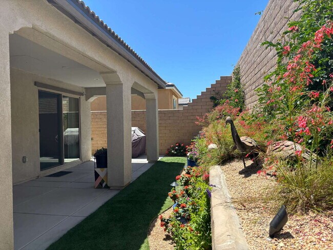 Building Photo - Stylish 2-Bedroom Oasis Domani, Residents ...